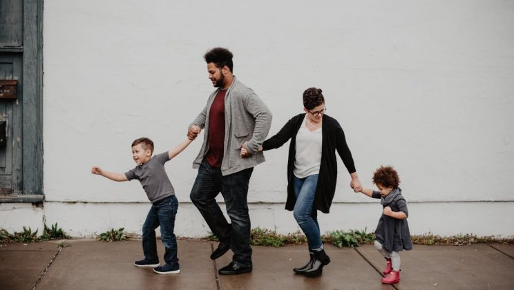 Cât cheltuie o familie cu 2 copii în România, pe lună, în 2025